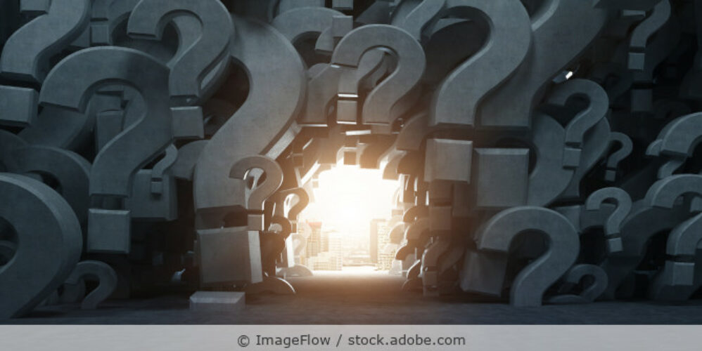 Illustration einer Wand aus vielen grauen Fragezeichen, in der es Öffnung gibt, durch die Licht scheint (Ausweg).
