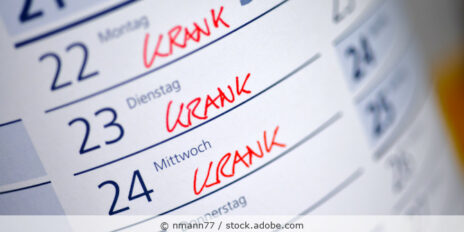Kalenderblatt mit Monatsübersicht, an drei Tagen hintereinander steht das Wort krank in roter Schrift.