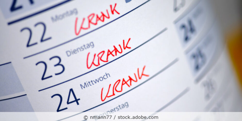 Kalenderblatt mit Monatsübersicht, an drei Tagen hintereinander steht das Wort krank in roter Schrift.