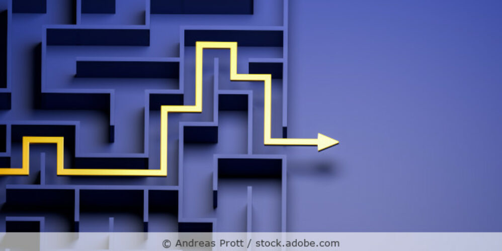 Illustration eines Labyrinths in Blau mit einem gelber Pfeil der den Weg raus zeigt.