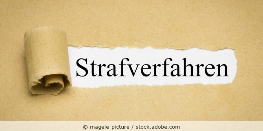 Das Wort Strafverfahren ist auf einem weißen Blatt Papier.