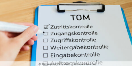 Klemmbrett mit der Aufschrift TOM'S mit Checkboxen und Stift