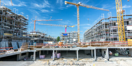 Eine Baustelle mit mehreren Kränen