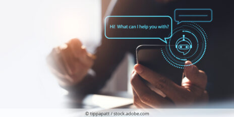 Mann nutzt KI-Assistenten am Smartphone.