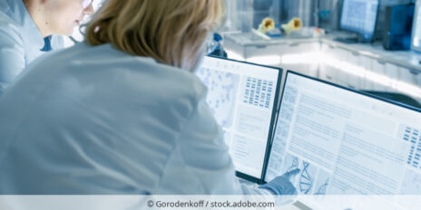 Researchers are examining genetic data. / Forschende betrachten genetische Daten am Computer.