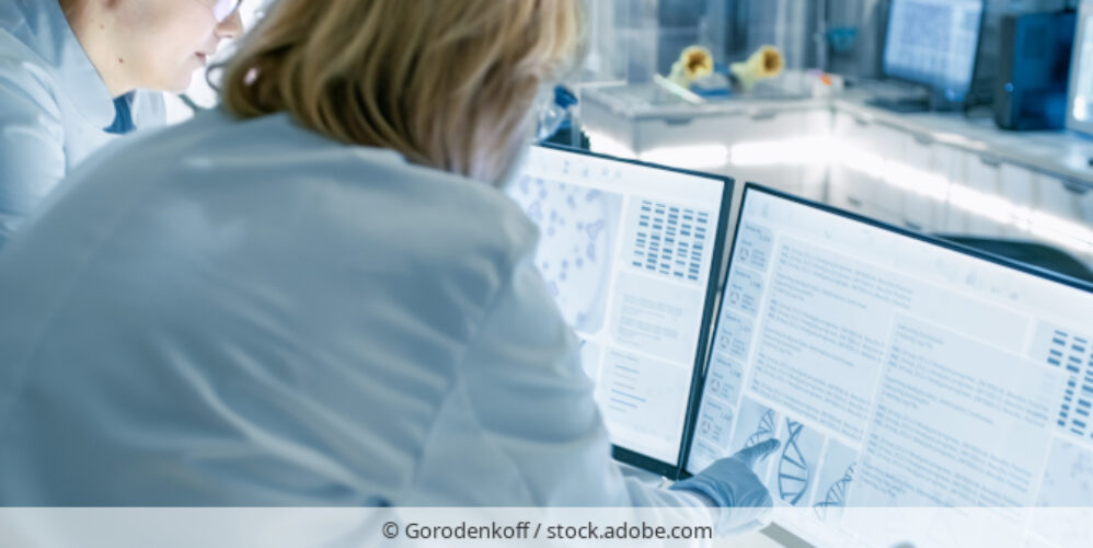 Researchers are examining genetic data. / Forschende betrachten genetische Daten am Computer.
