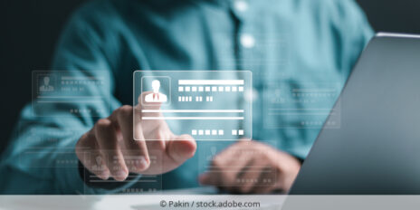 Person an Laptop wählt digitale Identität aus.