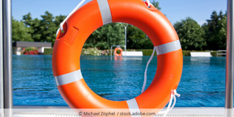 Rettungsring in einem Freibad.