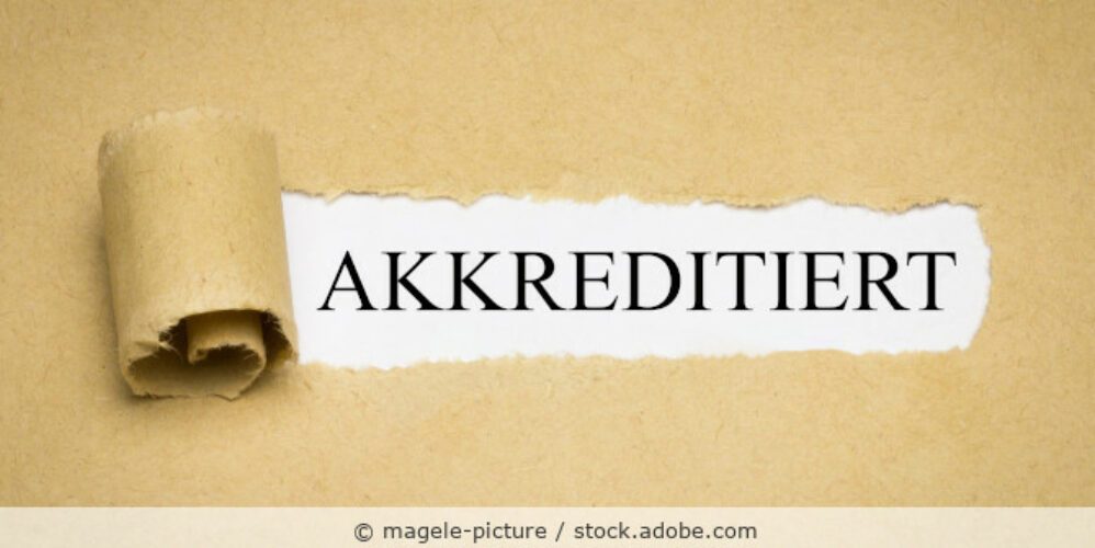 Das Wort Akkreditiert ist auf einem weißen Blatt Papier.
