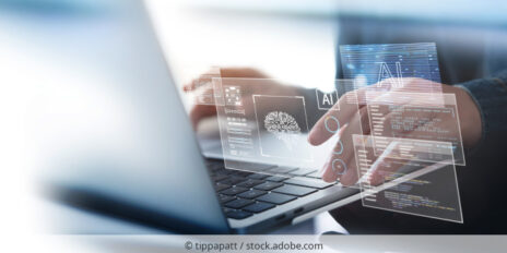 Person arbeitet mit KI-System an Laptop.