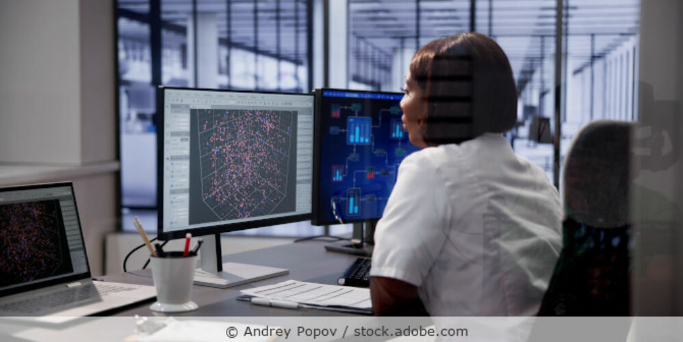 Frau nutzt am Computer KI Systeme zur Datenauswertung.