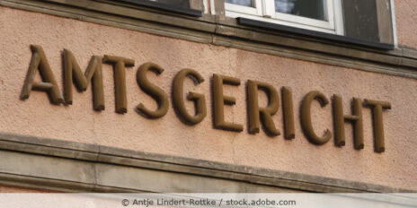 Das Wort Amtsgericht steht in roten Buchstaben an der Fassade des Gerichtsgebäudes.