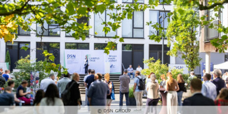 Teilnehmende hören einen Vortag zu, der im Außenbereich auf der Veranstaltung CAMPUSTAGE 2024 der DSN Akademie stattfindet.