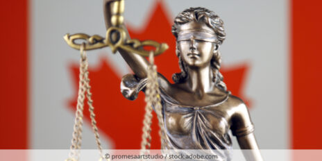 Canadian flag with the statue of justice. / Kanadische Flagge mit der Justitia.