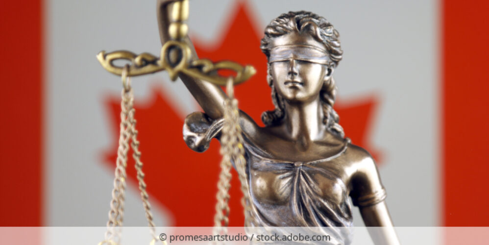 Canadian flag with the statue of justice. / Kanadische Flagge mit der Justitia.