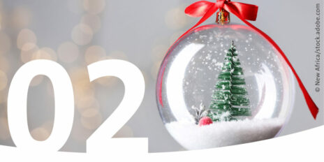 Schneekugel mit einem Tannenbaum und im Vordergrund die Zahl 2.