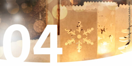 Papierlampe mit Sternen und im Vordergrund die Zahl 4.