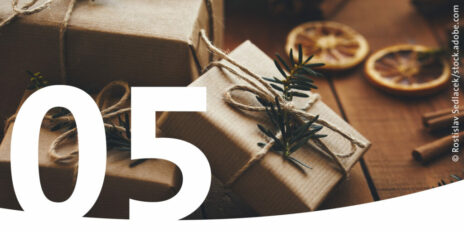 Mit Packpapier verpackte Geschenke und im Vordergrund die Zahl 5.