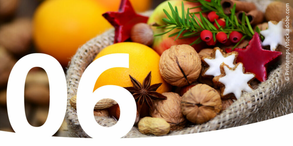 Jutesack gefüllt mit Nüssen, Zimtsternen und Orangen und im Vordergrund die Zahl 6.