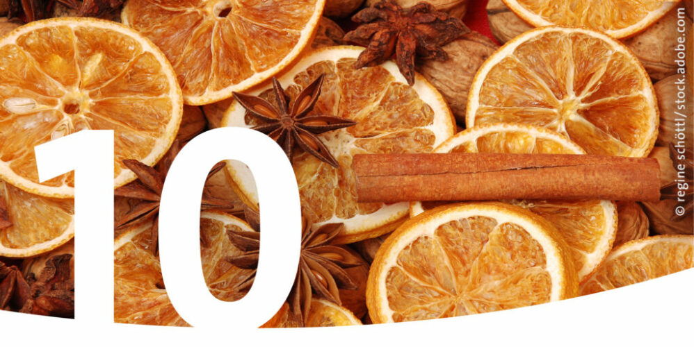 Getrocknete Orangenscheiben und Gewürze und im Vordergrund die Zahl 10.