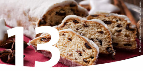Angeschnittener Christstollen und im Vordergrund die Zahl 13.