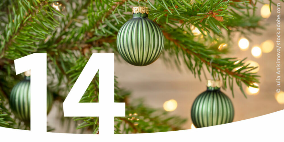 Nahaufnahme Christbaum mit grünen Kugeln und im Vordergrund die Zahl 14.