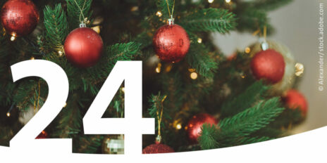 Christbaum mit roten Kugeln und der Zahl 24 im Vordergrund.