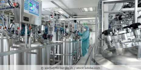 Mitarbeiter in Arbeitskleidung in einer Industrieanlage der chemischen Produktion.