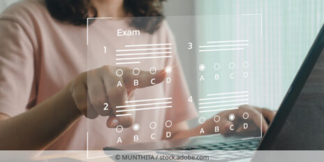 Woman taking online exam. / Online Prüfung