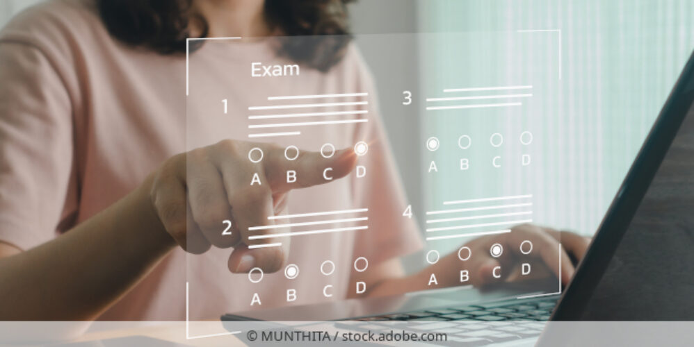 Woman taking online exam. / Online Prüfung