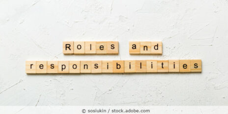 Holzbuchstabenkärtchen aus denen Roles and Resopnsibilities gelegt ist