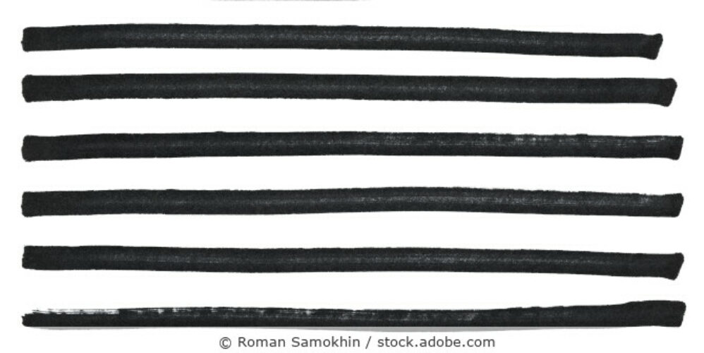weißes Papier mit schwarzen Filzstiftstrichen
