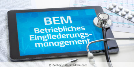 Ein Tablet mit dem Text BEM Betriebliches Eingliederungsmanagement