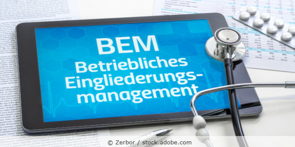 Ein Tablet mit dem Text BEM Betriebliches Eingliederungsmanagement