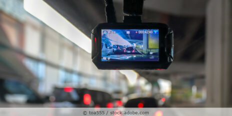Detailaufnahme einer Dashcam innen an der Windschutzscheibe eines Autos.
