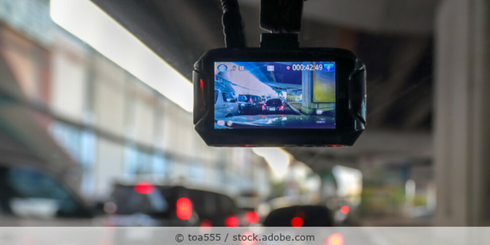 Detailaufnahme einer Dashcam innen an der Windschutzscheibe eines Autos.