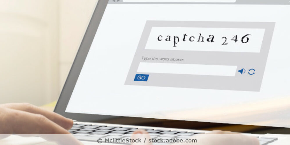 Ein CAPTCHA wird auf einem Computer eingegeben.
