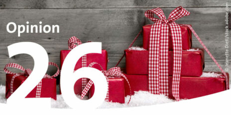 Weihnachtsgeschenke und der Schriftzug Opinion 26