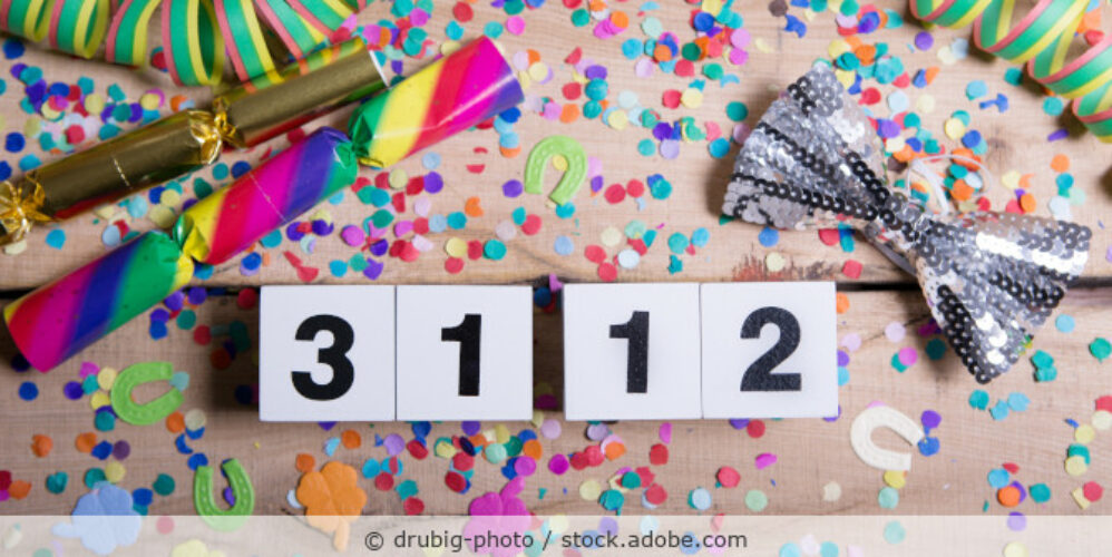 Tisch mit Zahlenwürfel (31.12.), Konfetti, Knallbonbons und Silvester-Deko.
