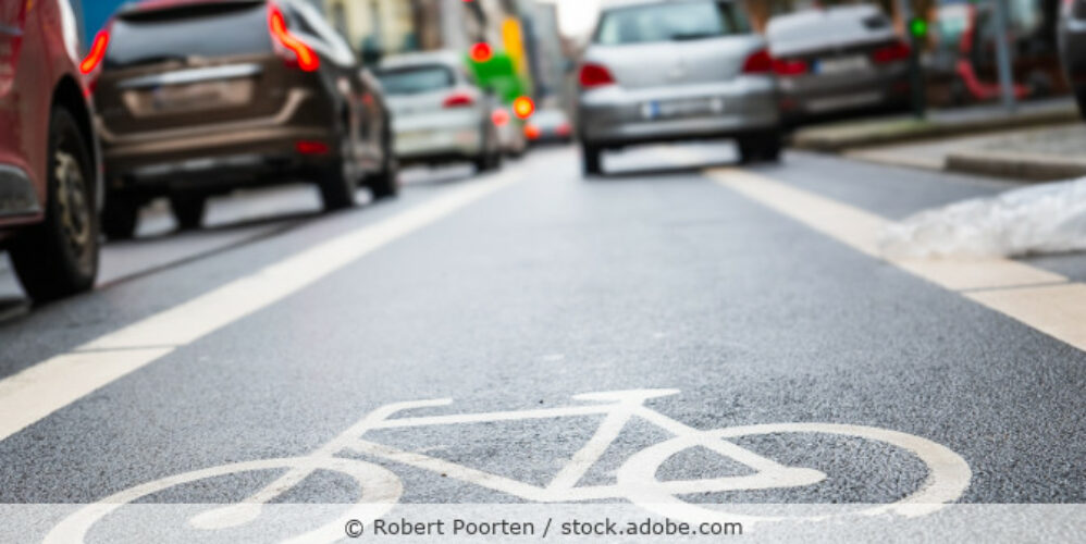 Ein Auto parkt auf einem Fahrradweg in der Innenstadt.