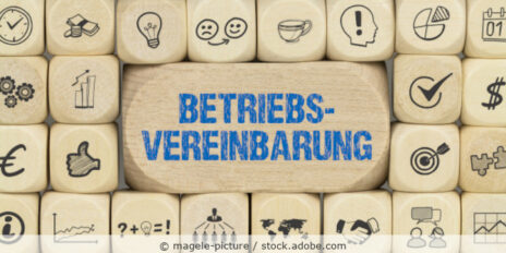 Betriebsvereinbarung steht auf einem Holzwürfel, der umgeben ist von weiteren Würfeln mit Icons.