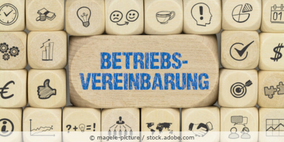Betriebsvereinbarung steht auf einem Holzwürfel, der umgeben ist von weiteren Würfeln mit Icons.