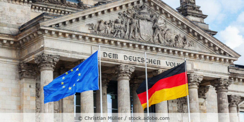 Europa- und Deutschlandfahne vor dem Deutschen Bundestag.