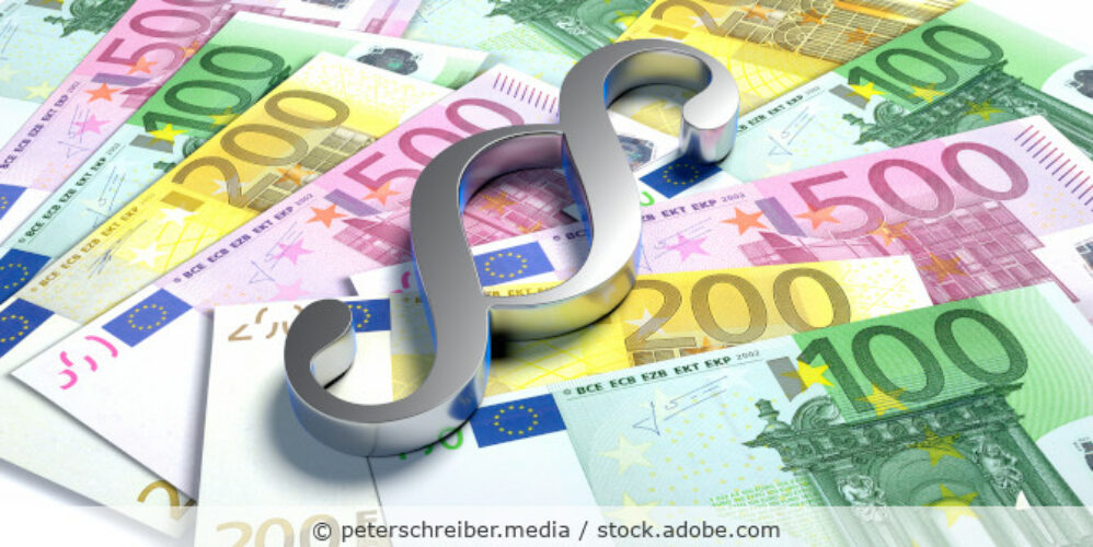 Verschiedene Euroscheine und ein Paragraphenzeichen in Silber.