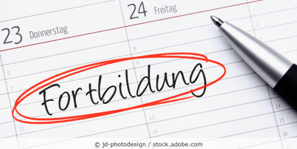Tischkalender mit dem Eintrag „Fortbildung“, der rot eingekreist ist.