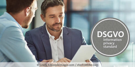 Zwei Männer in Business-Kleidung unterhalten sich, rechts ist das „DSGVO – information privacy standard“-Logo zu sehen.