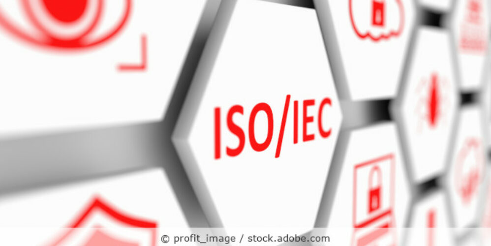 Grafik mit Schriftzug ISO/IEC und verschiedenen Icons für Datenschutz und Sicherheit.