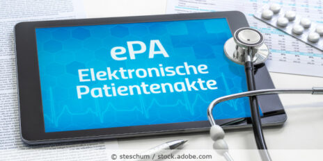 Tablet mit blauem Bildschirm und dem Text ePA Elektronische Patientenakte sowie ein Stethoskop und Dokumente.