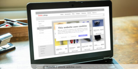 Laptop zeigt Onlineshop mit Consent-Banner.