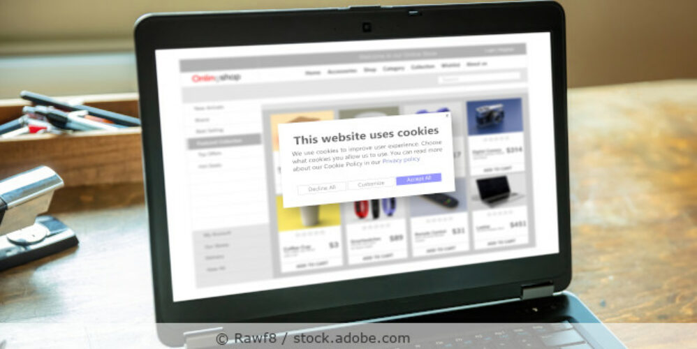 Laptop zeigt Onlineshop mit Consent-Banner.